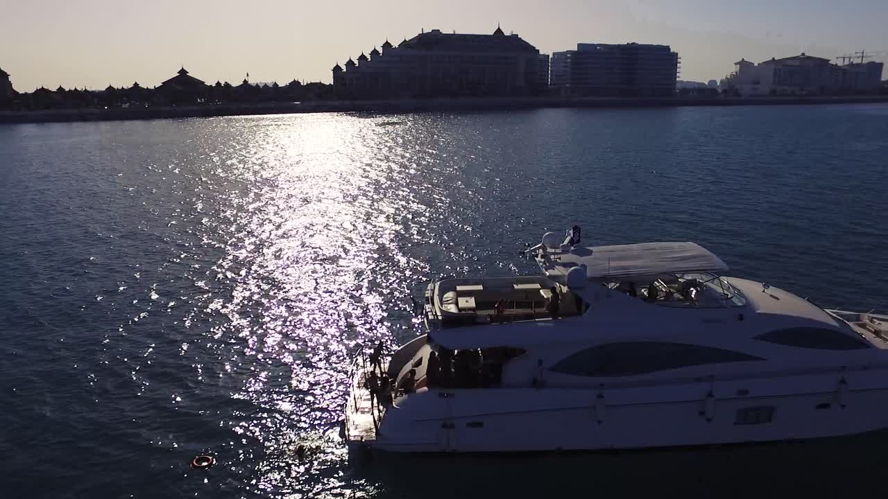yate de lujo en el puerto deportivo de dubái al atardecer