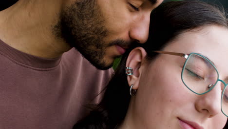 couple amoureux à la maison