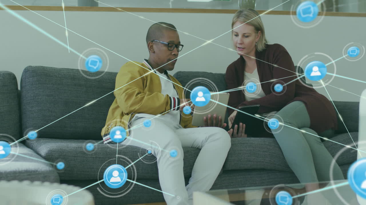 animación de la red de conexiones con iconos sobre diversos colegas que utilizan tableta en la oficina