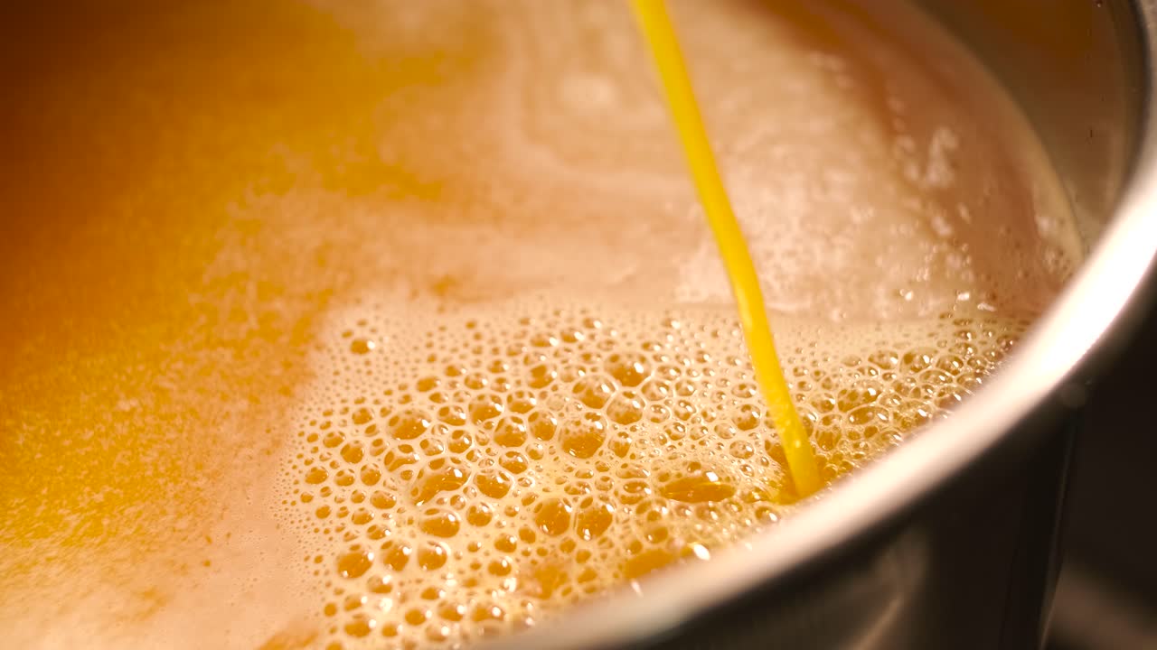 Versare il succo d'arancia