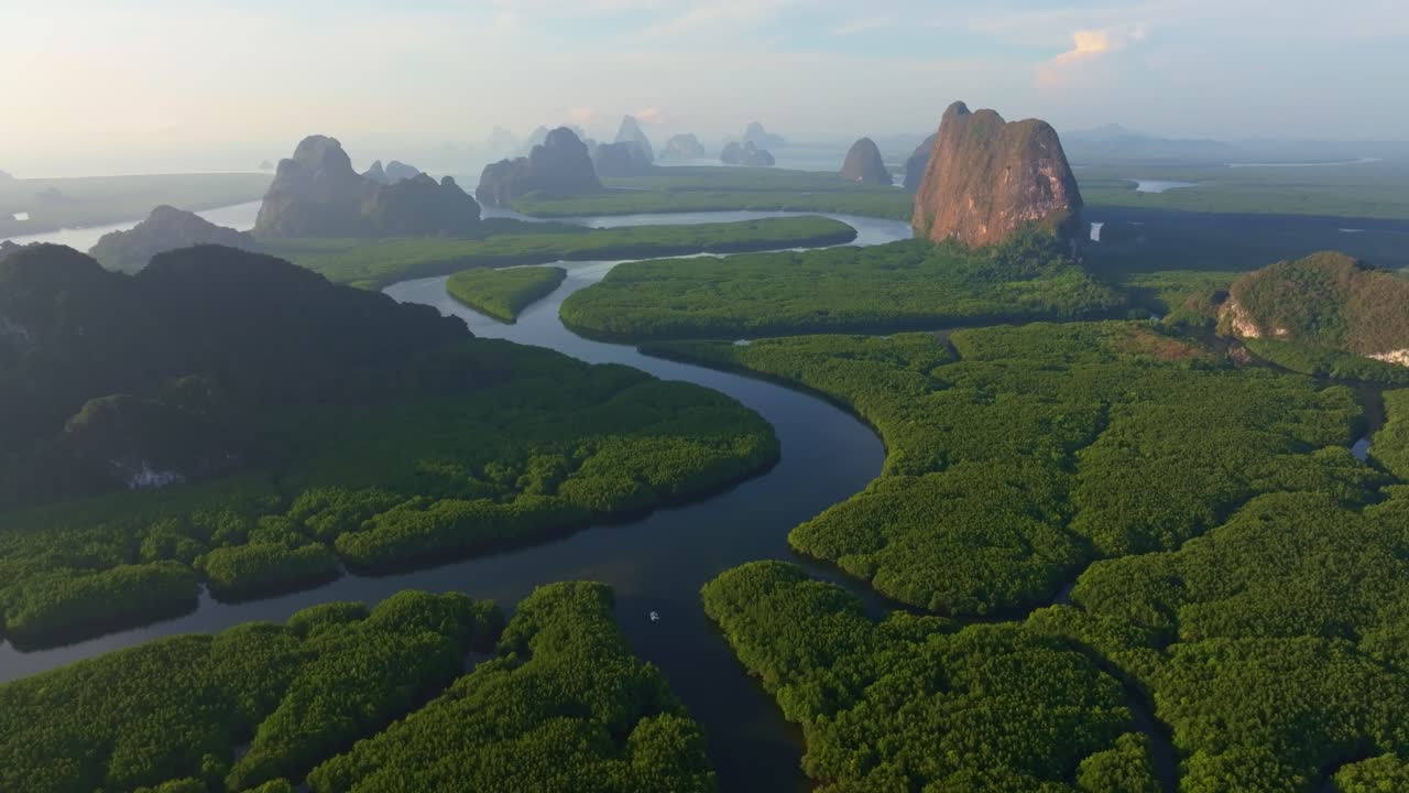 Toàn cảnh từ trên cao sông Phang Nga uốn lượn qua rừng rậm xanh tươi, Thái Lan