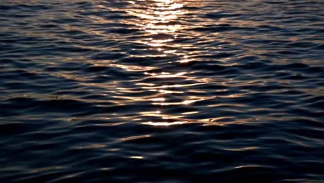 Blaues-Wasser-Im-Ozean-Bei-Sonnenuntergang,-Flüssige-Wellen-Im-Meer,-Die-Die-Sonne-Reflektieren,-Naturhintergrund
