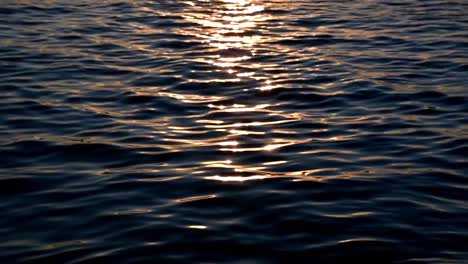 ondulation de l'eau bleue dans l'océan au coucher du soleil, vagues liquides dans la mer reflétant le soleil, arrière-plan nature