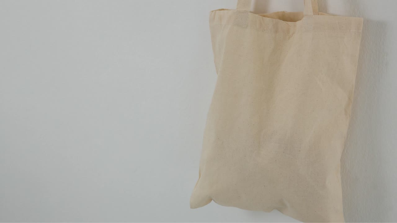 Animazione di forme su borsa su sfondo bianco