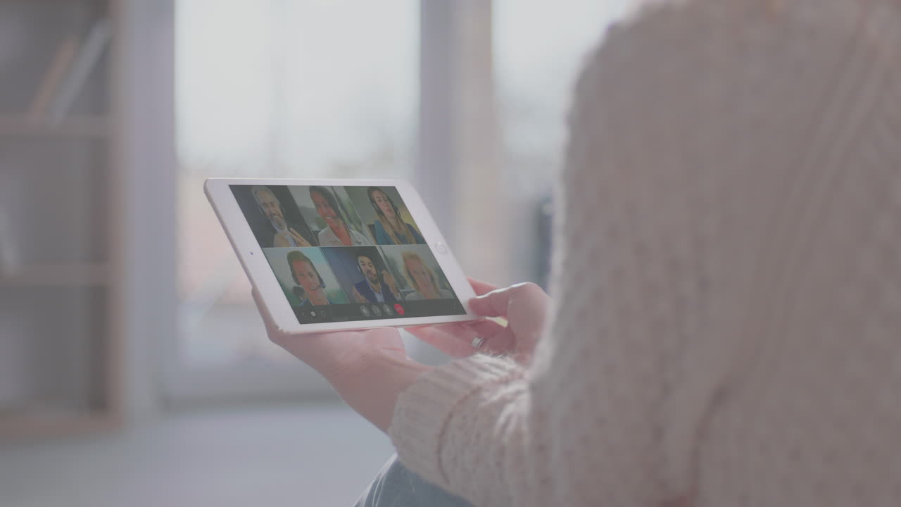 mujer escuchando a sus colegas en la llamada