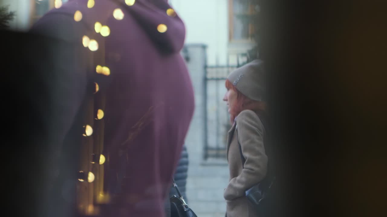 겨울에 밖에서 산책하는 사람들