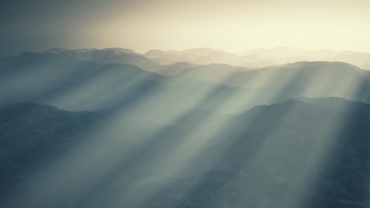 깊은 안개 속에 있는 검은 바위 산의 실루 ⁇