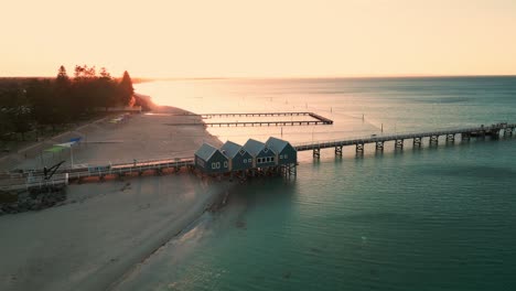 Drohnenaufnahme-über-Busselton-In-Westaustralien-Und-Dem-Längsten-Steg-Der-Südlichen-Hemisphäre-Bei-Sonnenuntergang