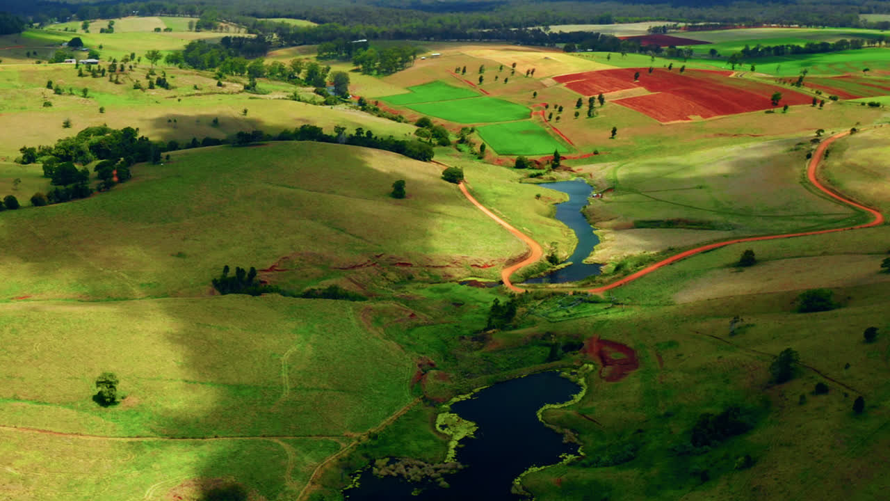 coloridos campos y arroyos en las mesetas de atherton, queensland, australia - toma aérea de drones