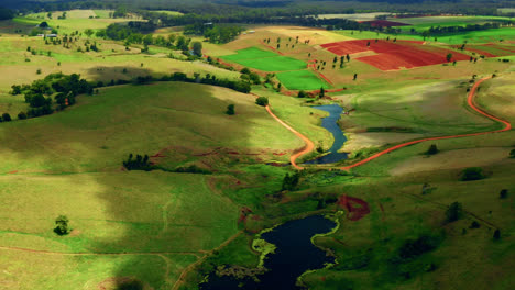 Coloridos-Campos-Y-Arroyos-En-Las-Mesetas-De-Atherton,-Queensland,-Australia---Toma-Aérea-De-Drones