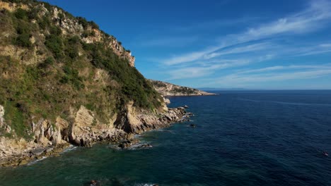 Costa-Rocosa-Con-Altos-Acantilados-Bañados-Por-Las-Cristalinas-Aguas-Del-Mar-Jónico,-Que-Revelan-Impresionantes-Tesoros-Naturales.