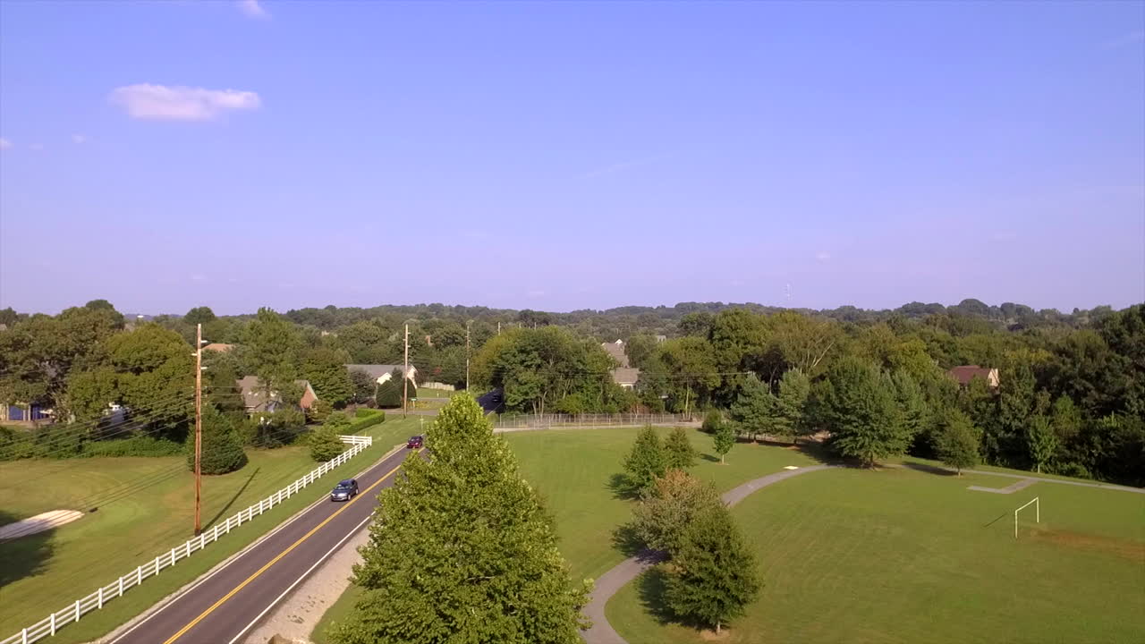 테네시 주 녹스빌의 노스쇼어 드라이브에서 자동차가 지나갈 때 오름차순