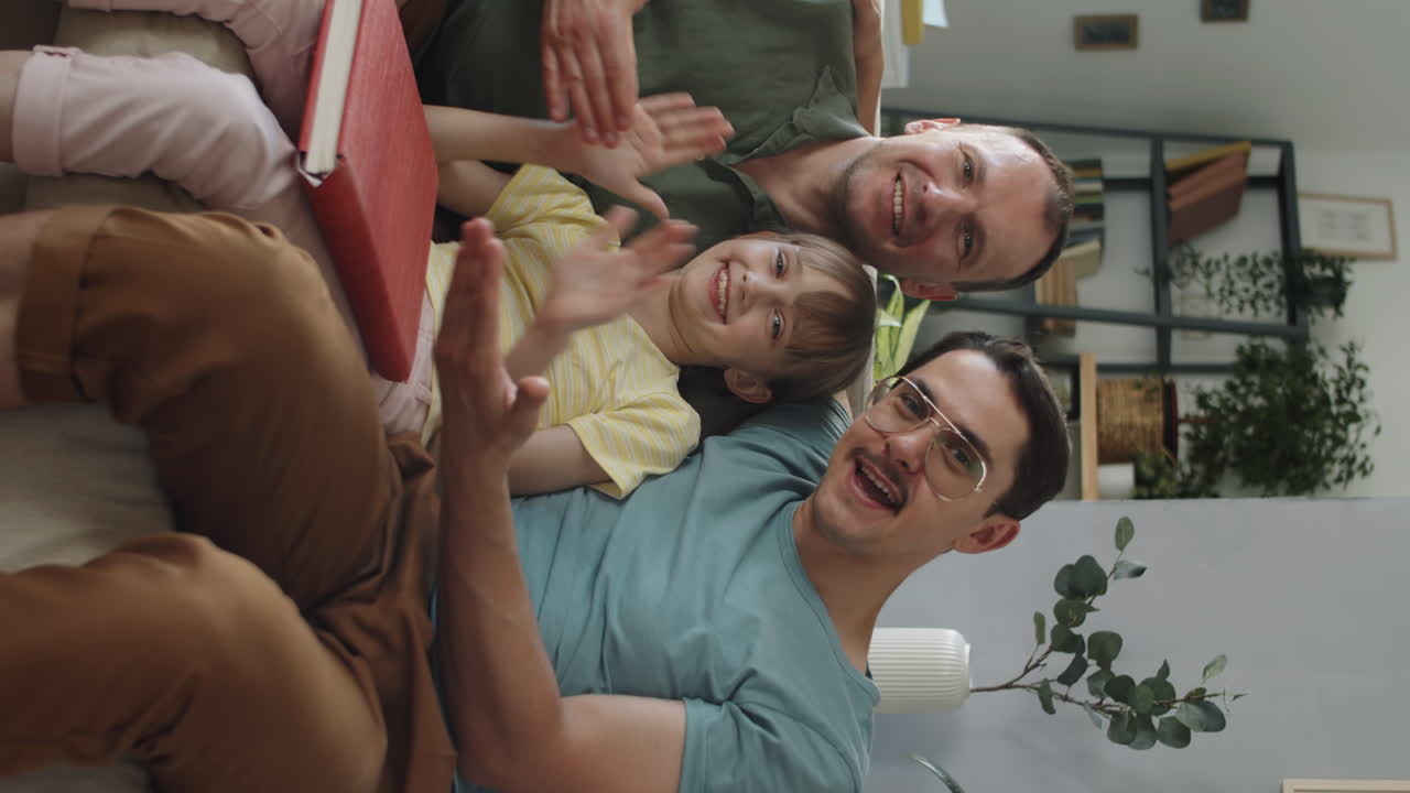 familia lgbtq con hijo feliz