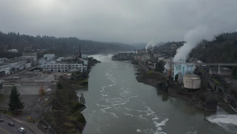 Agua-Que-Fluye-Lejos-De-Willamette-Falls-Día-Nublado