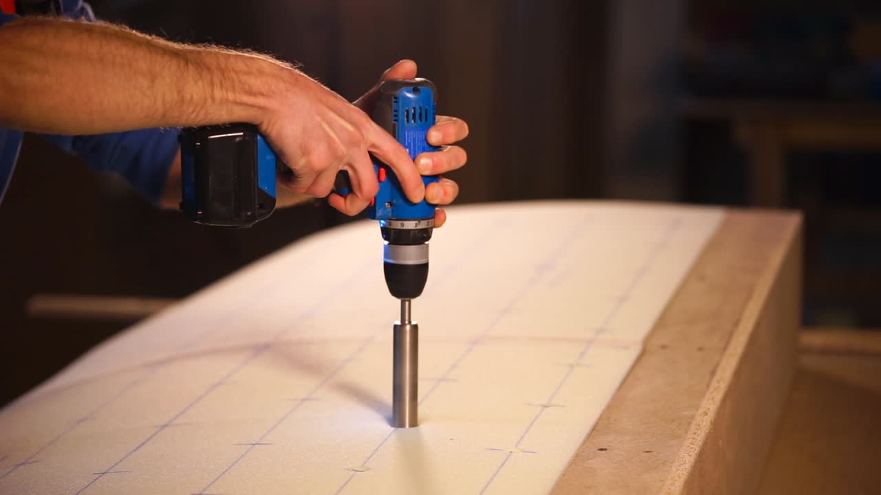 워크 에서 전력 드릴 을 사용하는 사람