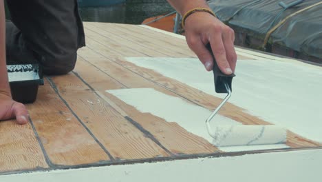 Aplicación-De-Imprimación-Blanca-De-Capa-Diluida-En-El-Techo-De-Un-Barco-De-Madera-Con-Rodillo