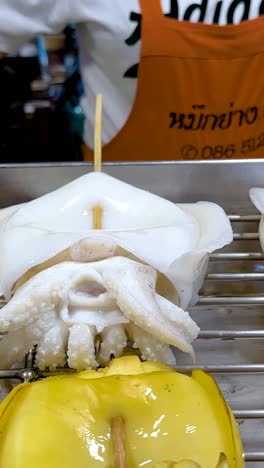 calamares y pinzas en el mercado flotante de bangkok