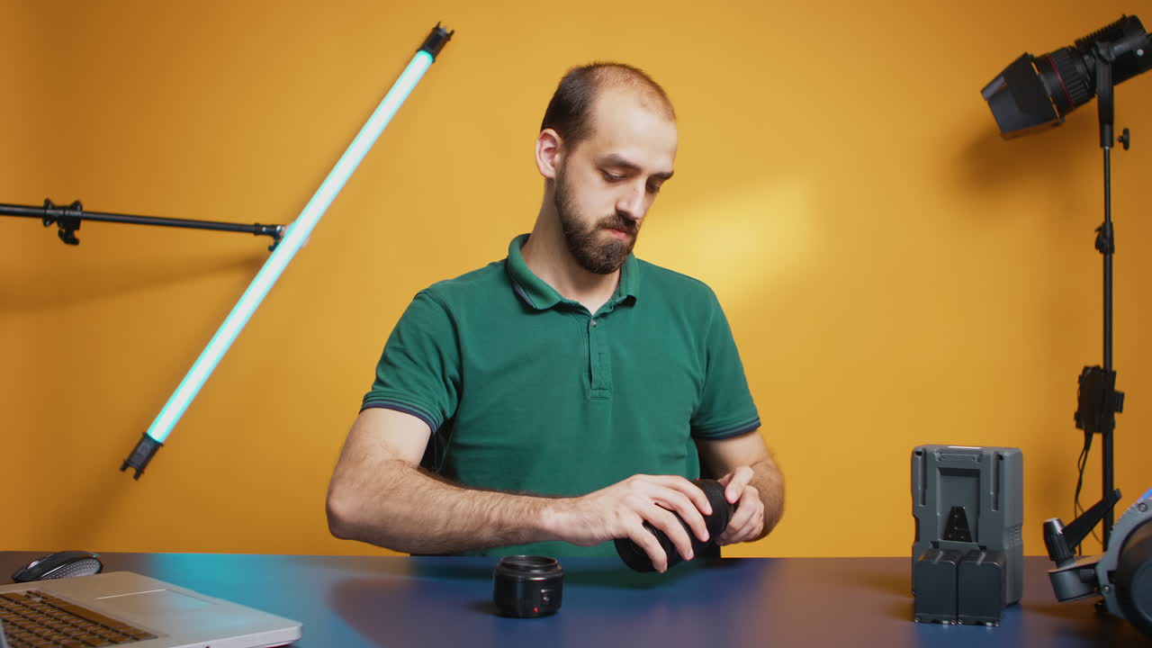 Mostrando l'obiettivo alla fotocamera