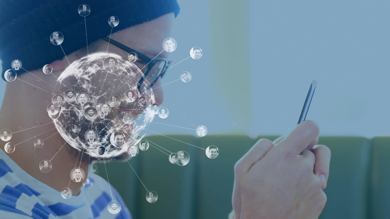 animación de iconos y globo sobre empresario caucásico usando un teléfono inteligente