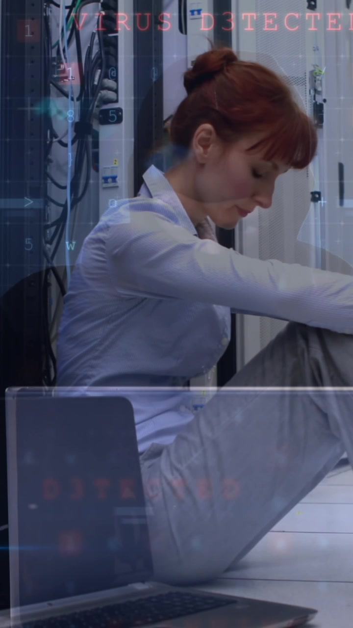 Animazione di elaborazione dati su una donna d'affari caucasica in una sala server.