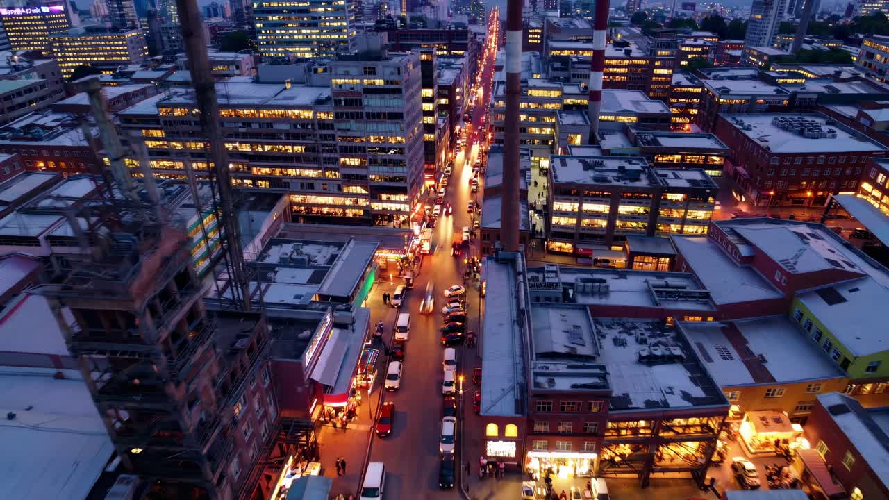 상점 과 산업 이 있는 도시 의 야간 공중 사진