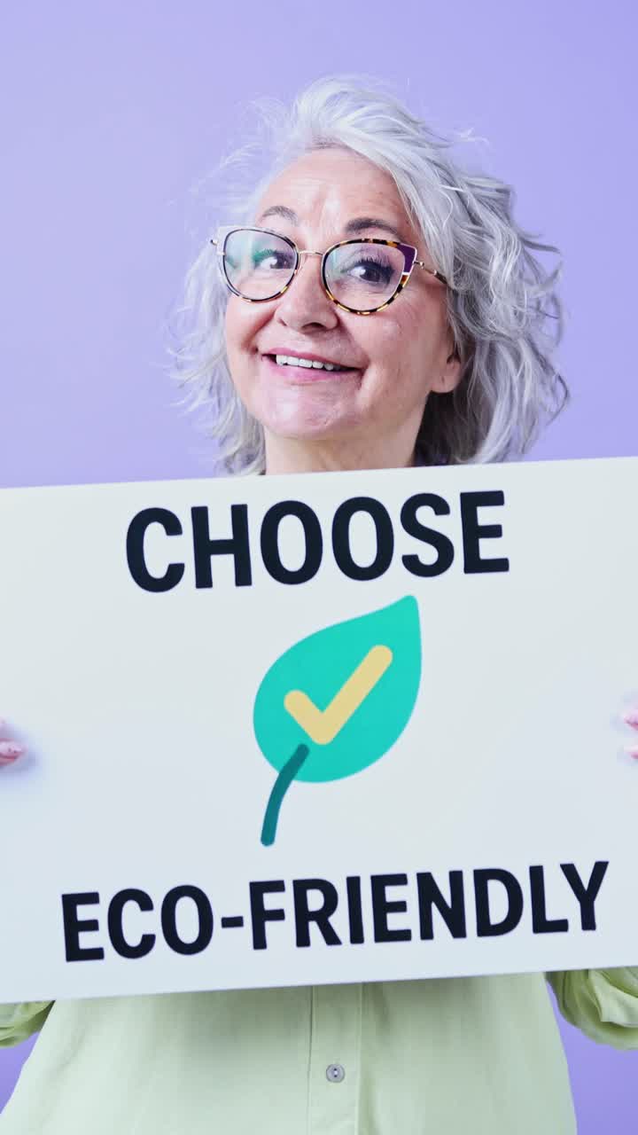 Anziana Sorridente che Tiene un Cartello con Messaggio Ecologico