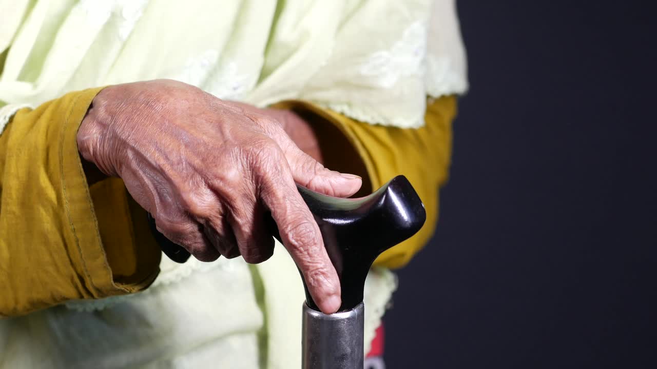 mujer anciana con bastón para caminar