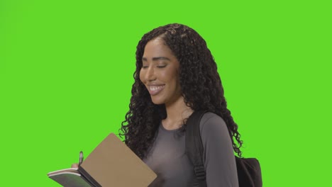 Porträt-Einer-College--Oder-Universitätsstudentin-Vor-Grünem-Bildschirm,-Die-In-Die-Kamera-Lächelt