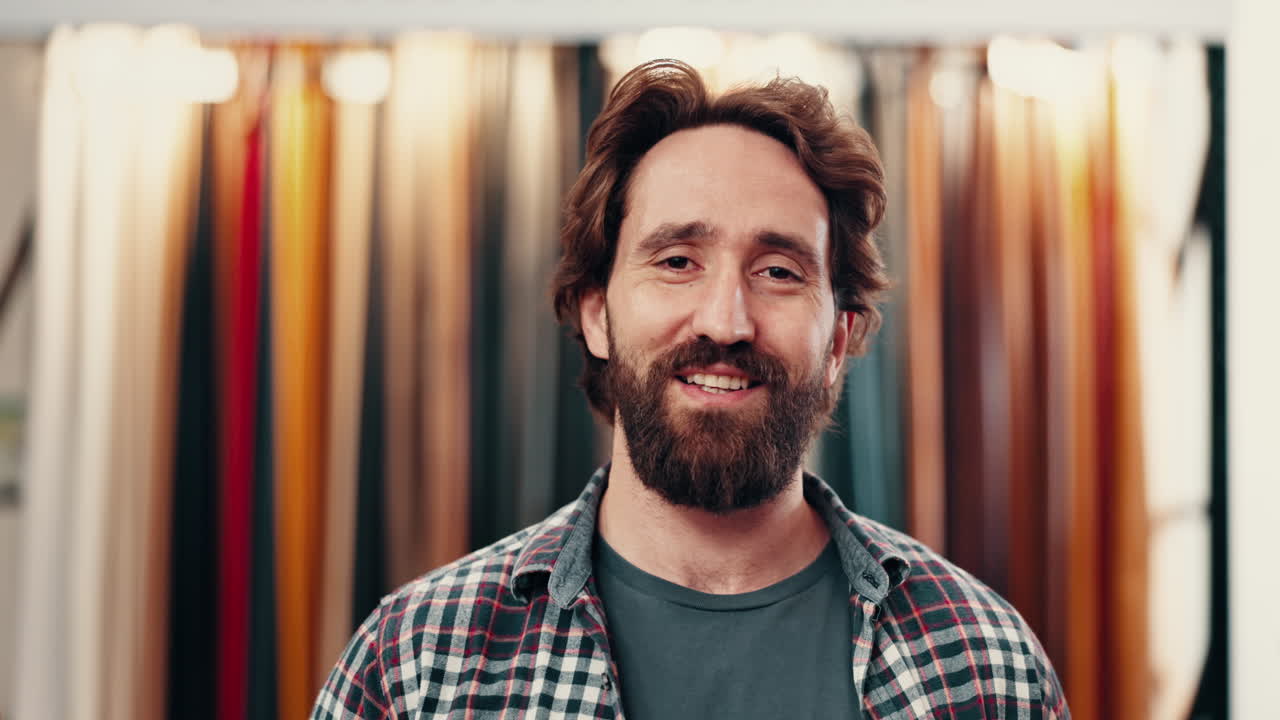 tecido, boutique e rosto de homem na oficina