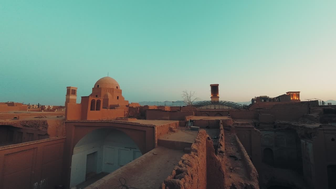 ciudad histórica de yazd techos panorama día a noche timelapse con noche estrellada en verano en el centro de irán