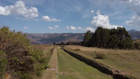 panorama del paisaje alrededor de la antigua carretera inca en cusco, perú