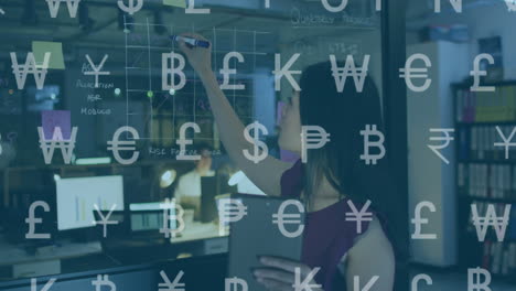 animación del procesamiento de datos sobre una mujer de negocios biracial