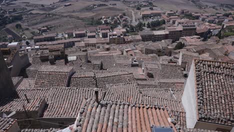 Muchos-Tejados-Del-Pueblo-Regional-De-Gangi,-En-El-Sur-De-Italia,-Vistas-De-Los-Montes-Madonie-En-La-Provincia-De-Palermo-Sicilia-Italia