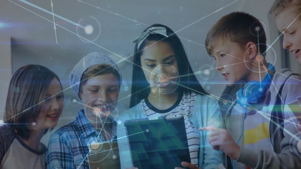 animación de iconos de medios sobre diversos escolares que usan tabletas