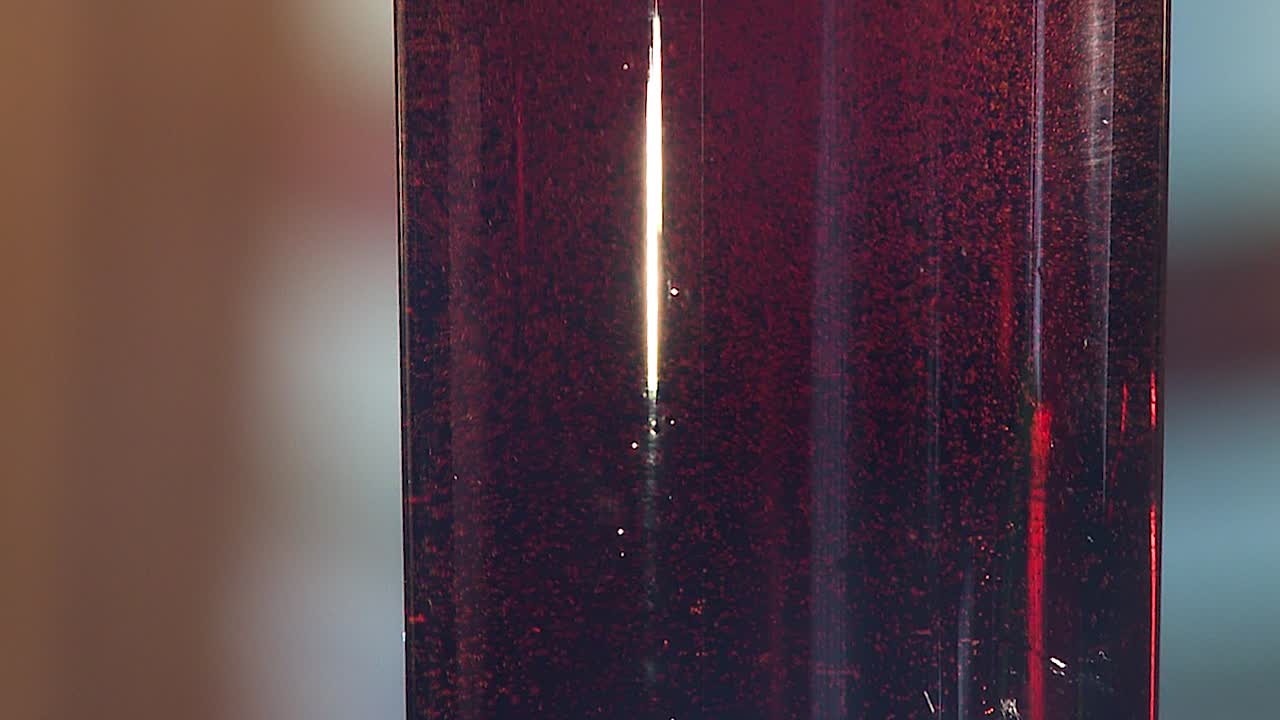 líquido rojo oscuro en un recipiente de vidrio