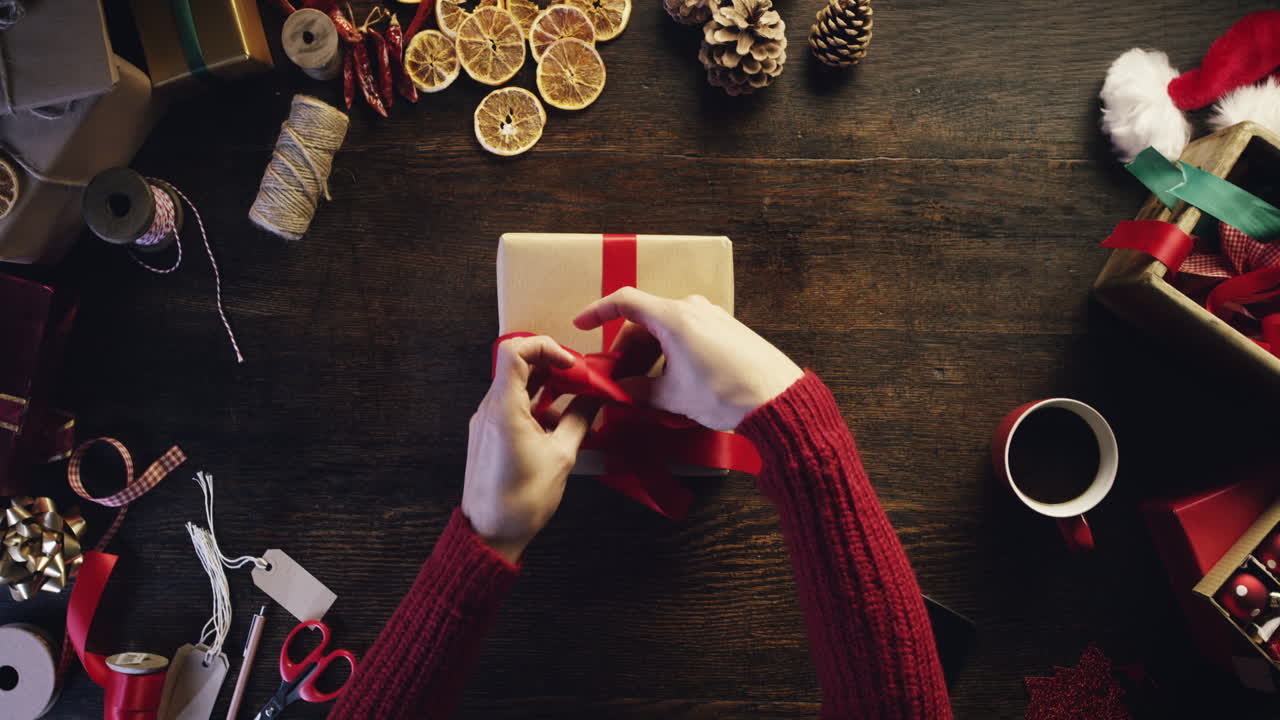 vista superior manos envolviendo regalos de navidad en un escritorio de madera desde arriba - dragón épico rojo