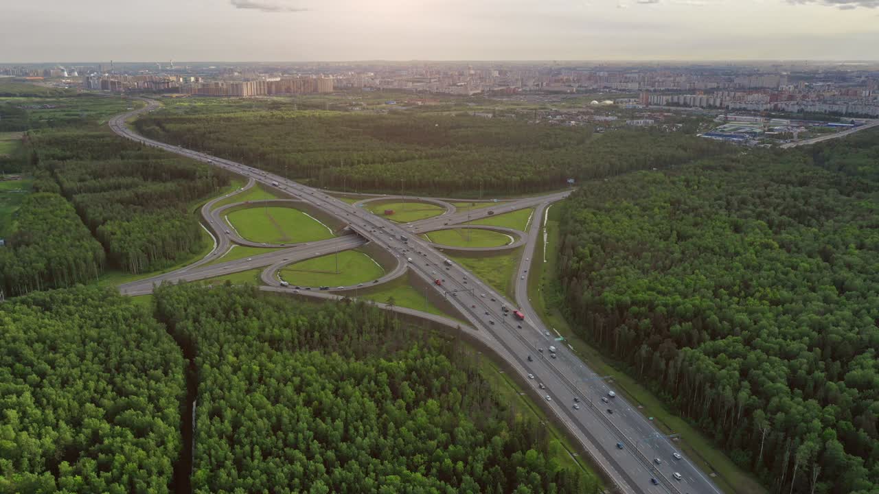 공중 교통 교차로, 도로, 도시 및 숲의 상단 뷰, 드론에서 여름 비디오.
