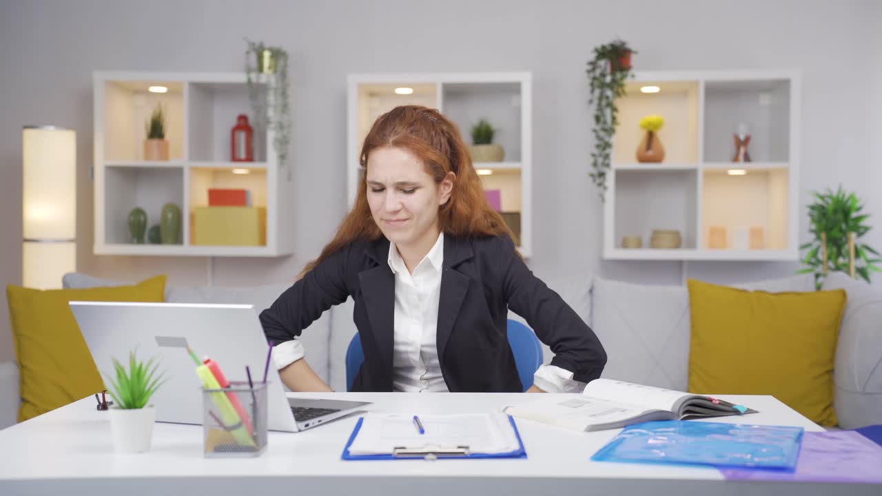 у женщины, работающей в домашнем офисе, болит живот.