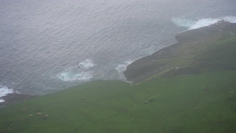 Brücke-über-Den-Atlantischen-Ozean-In-Mykines,-Die-Einzige-Ihrer-Art-Auf-Der-Ganzen-Welt