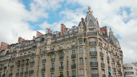 Edificio-De-Apartamentos-Con-Una-Combinación-De-Arquitectura-De-Estilo-Art-Nouveau-Y-Haussmann-En-3-Rue-Cardinet,-Distrito-17-De-París-En-Francia