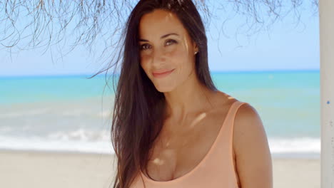 atractiva mujer joven de cabello largo en la playa
