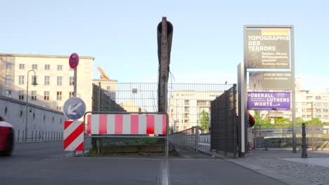 Panning-Up-to-the-Berlin-Wall-Memorial