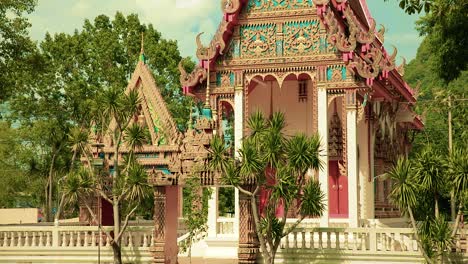 Dachfassade-Eines-Traditionellen-Thailändischen-Tempels-Mit-Goldenen-Künstlerischen-Mustern-Und-Einem-Schwenk-Nach-Unten