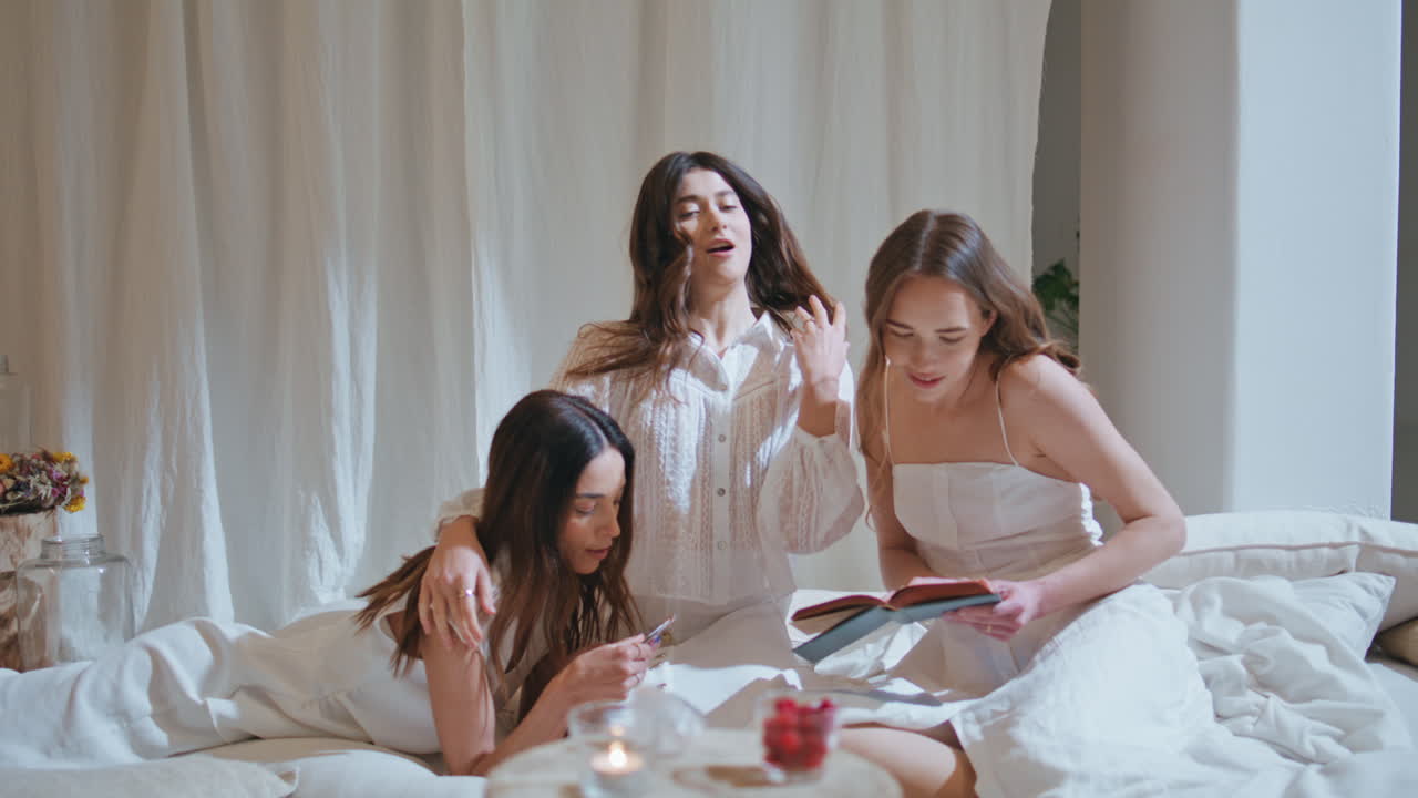 카드 게임 규칙을 읽는 소녀들 잠자리 밤. 매력적인 여성 휴식 호텔