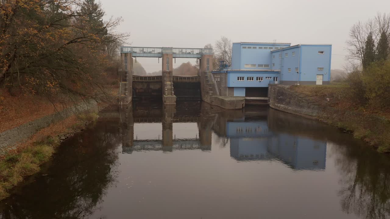 Ripresa con drone della piccola centrale idroelettrica di Smirice sul fiume Labe nella Repubblica Ceca in una giornata nebbiosa.