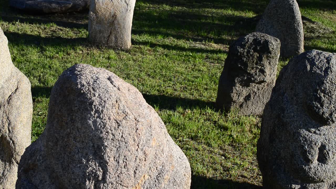 Statue di pietra polovziane. Ucraina. Realizzate tra il IX e il XIII secolo. Le sculture sono fatte di arenaria grigia