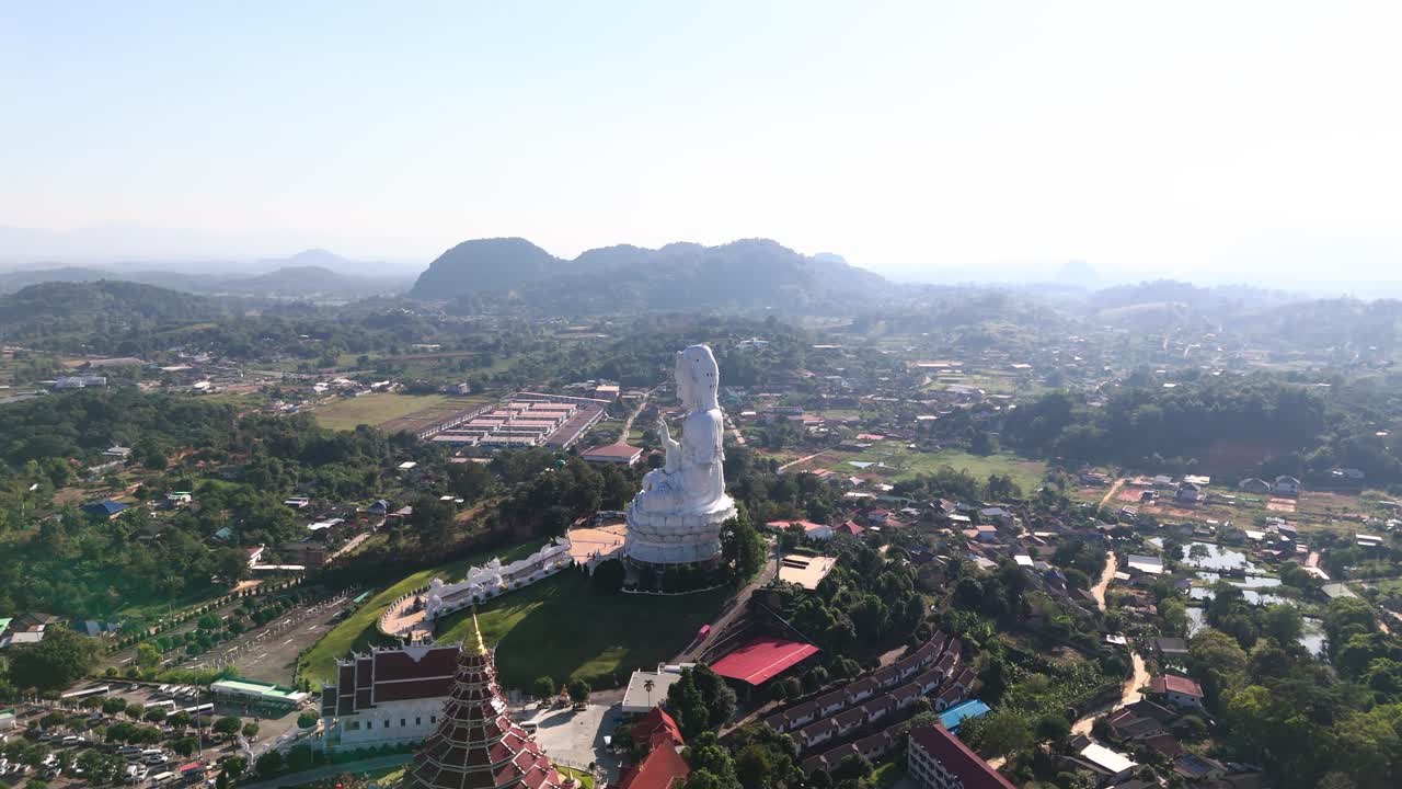 Wat Huay Pla Kang (tempel) og Guan Yin i Chiang Rai, droneudsigt.