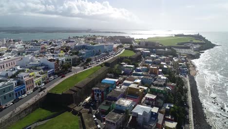 Toma-Perfecta-De-Drones-Del-Viejo-San-Juan,-Puerto-Rico-Con-Excelente-Cielo-Y-Castillo-San-Felipe-Del-Morro-En-El-Fondo