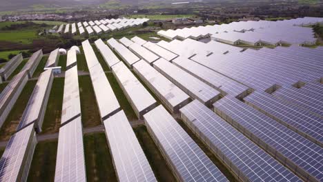 Photovoltaik-Solarkraftwerk-Gewächshaus,-Riesiges-Feld-Für-Erneuerbare-Energien,-Antenne