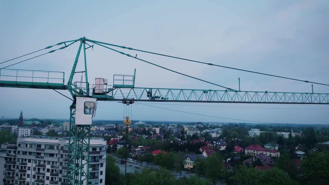 vista aérea de la parte superior de una grúa en el sitio de construcción